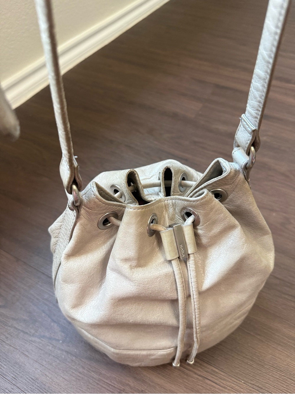 Hobo International Tulia Drawstring Bucket Bag Soft Gray Leather Shoulder Purse - Picture 5 of 16